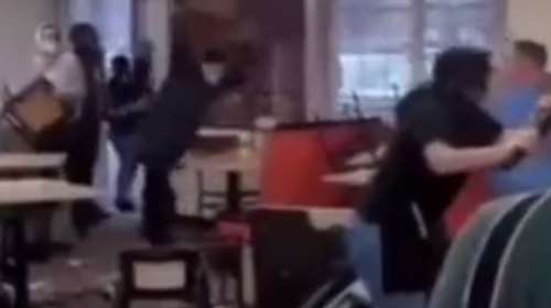Viral: Σκηνές τρέλας σε αμερικάνικο εστιατόριο όταν τελείωσαν οι... μπριζόλες - Τι συνέβη [Βίντεο]