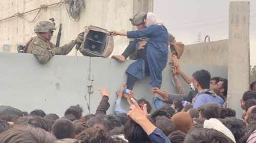 Χάος στο Αφγανιστάν: Γυναίκες και παιδιά ποδοπατήθηκαν στο αεροδρόμιο της Καμπούλ [Βίντεο]