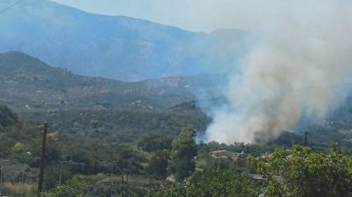 Φωτιά τώρα στην Άνω Επίδαυρο: Καίει σε χαράδρα - Στη μάχη 65 πυροσβέστες και έξι εναέρια μέσα
