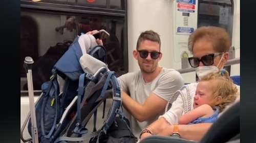 Ελληνίδα γιαγιά έγινε viral στο TikTok: Πήρε αγκαλιά την κόρη τουρίστριας στο μετρό για να σταματήσει να κλαίει [βίντεο]