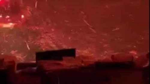 Συγκλονιστικό βίντεο: &quot;Μην αγχώνεσαι… Πέρνα, πέρνα&quot; - Πυροσβεστικό όχημα περνάει μέσα από τις φλόγες στα Βίλια