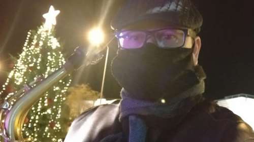 Συγκίνηση στο νοσοκομείο Αλεξανδρούπολης: Ο πρώτος ασθενής με κορονοϊό έπαιξε σαξόφωνο στη φωταγώγηση του δέντρου [Βίντεο]