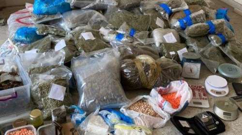 &quot;Χτύπημα&quot; στη μαφία των ναρκωτικών στα Εξάρχεια: Πάνω από μισό εκατ. ευρώ τα κατασχεθέντα