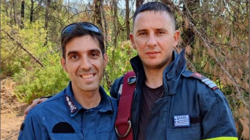 &quot;Σου προσφέρω την ελληνική σημαία με όλη μου την καρδιά&quot;: Οι πυροσβέστες που προκάλεσαν ρίγη συγκίνησης