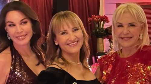 Τατιάνα Στεφανίδου: Υπέρλαμπρη με sequined burgundy φόρεμα σε χριστουγεννιάτικο πάρτι - Το μαύρο βελούδο της Μάρας Ζαχαρέα