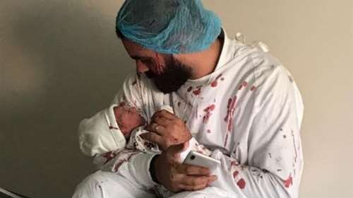 Εκρηξη στη Βηρυτό: Η πιο δυνατή εικόνα - Πατέρας κρατά τον νεογέννητο γιο του μέσα στο αίμα