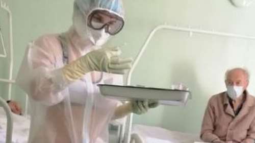 Viral η Ρωσίδα νοσοκόμα που εμφανίστηκε με... τα εσώρουχα κάτω από την προστατευτική στολή [εικόνα]