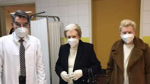 Ενθουσιασμένη η Έλενα Ακρίτα - Πήγε την μητέρα της για το εμβόλιο στο Εμβολιαστικό Κέντρο: Για να λέμε και τα καλά...