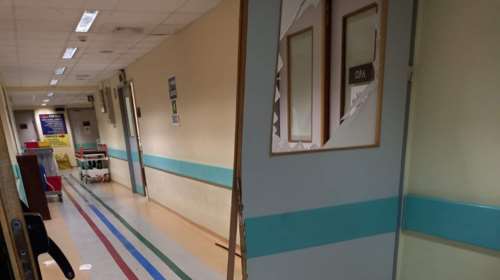 Πανικός στο Κρατικό Νίκαιας: Ρομά τα έκαναν &quot;γυαλιά καρφιά&quot; - Εικόνες από το νοσοκομείο