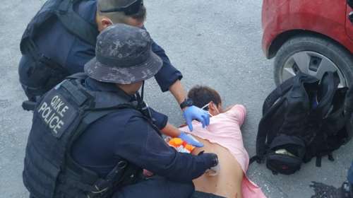 Εικόνες-σοκ από τη Μόρια: Αφγανός μαχαιρώθηκε από ομοεθνείς του - Του πήραν κινητό και λεφτά