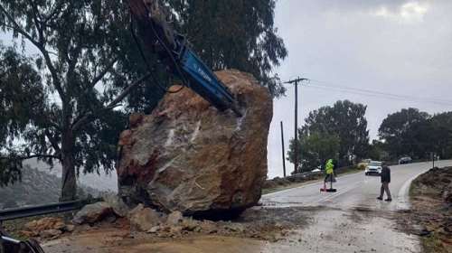 Χίος: Ξεκίνησε η απομάκρυνση του τεράστιου βράχου που έπεσε στο οδόστρωμα [εικόνες]