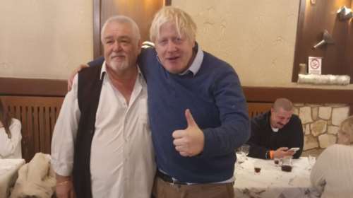 Μπόρις Τζόνσον: Σε ψησταριά για κρεατικά στα Καλάβρυτα ο πρώην πρωθυπουργός της Βρετανίας [εικόνες]