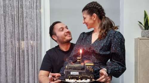 Τέμπη: "Σε περιμένω να γυρίσεις, σ'αγαπώ για πάντα" - Η τούρτα "τρένο" από τη σύντροφο του εκπαιδευόμενου μηχανοδηγού