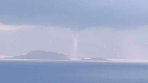 Εντυπωσιακό καιρικό φαινόμενο στους Αγίους Θεοδώρους: Υδροστρόβιλος σχηματίστηκε στον Σαρωνικό [εικόνες - βίντεο]