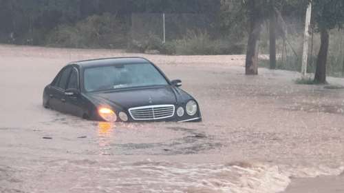 Ρόδος: Προβλήματα από ισχυρή βροχόπτωση στο νησί - Ακινητοποιημένα οχήματα σε κεντρικούς δρόμους
