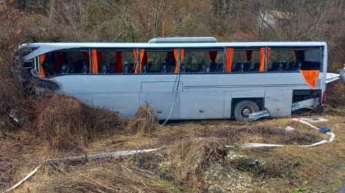 Τροχαίο με λεωφορείο στη Βουλγαρία: Είμαστε χτυπημένοι, εγώ πήδηξα από το παράθυρο- Το έριξε δεξιά να μην έχουμε μετωπική