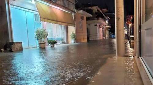 Kακοκαιρία: Ποτάμια οι δρόμοι στο Μεσολόγγι - Υπερχείλισαν δύο χείμαρροι στον Αστακό  - Πλημμύρισαν, σπίτια, καταστήματα