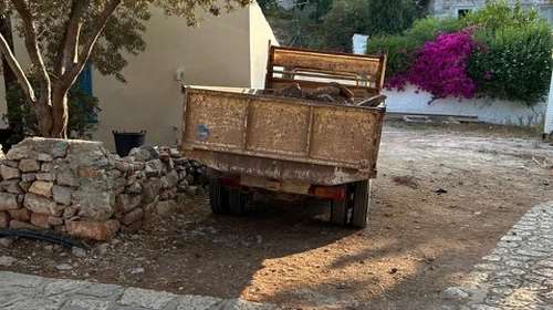 Εντονες διαμαρτυρίες για την Υδρα: Γεμίζει οχήματα παρά τον νόμο που τα απαγορεύει [εικόνες]