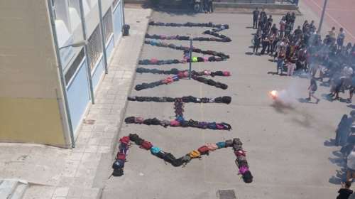 Τα τρία σενάρια για την αυτοκτονία του 14χρονου στον Κολωνό: Ερωτική απογοήτευση, bullying ή blackout challenge;