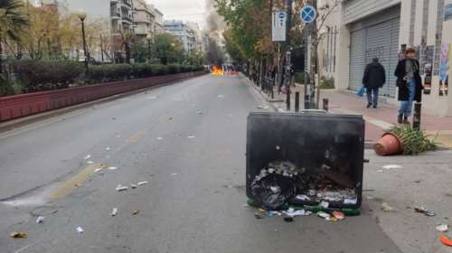 Ενταση στην ΑΣΟΕΕ: Καίνε κάδους - Προσαγωγές και συλλήψεις