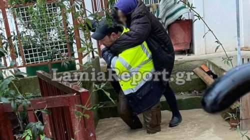 Συναγερμός στη Λαμία: Πλημμύρισε ο Σπερχειός - Κουβαλούν στην πλάτη ανθρώπους για να τους σώσουν - Συγκλονιστικές εικόνες