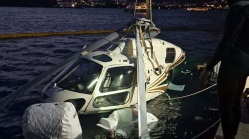 Βουλιαγμένη: Καρέ καρέ η ανέλκυση του ελικοπτέρου που έπεσε στη μαρίνα [εικόνες - βίντεο]