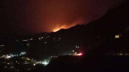 Πύρινος εφιάλτης στη Σέριφο: Τρίτη φορά ήχησε το 112 - Εκκενώθηκαν οκτώ περιοχές - Νύχτα - κόλαση για τους κατοίκους [βίντεο]