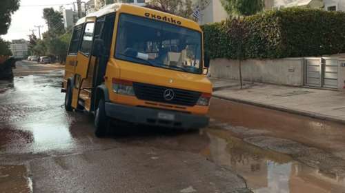 Πόρτο Ράφτη: Σχολικό έπεσε σε λακούβα και ακινητοποιήθηκε [εικόνα]