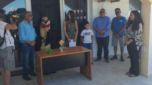 Πρώτο κουδούνι με δύο μαθητές στην Ερείκουσα και έναν στο Μαθράκι - Τα δώρα που πήραν