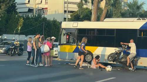 Σοβαρό τροχαίο στη Βούλα: Δίκυκλο συγκρούστηκε με λεωφορείο [Εικόνες]