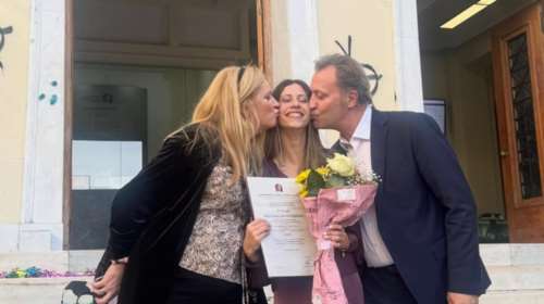 Περήφανοι γονείς ο Δημήτρης Οικονόμου και η Αλεξία Κουλούρη, στην ορκωμοσία της κόρης τους [εικόνες]