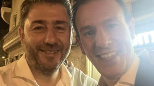 Με... βρώμικο στο χέρι γιόρτασαν τη νίκη του ΠΑΣΟΚ Ανδρουλάκης και Δουδωνής - Χαμόγελα στη Χ. Τρικούπη [εικόνα]