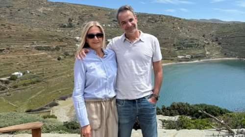 Κυριάκος Μητσοτάκης-Μαρέβα Γκραμπόφσκι: Ευχές με φόντο τη θάλασσα - &quot;Ημέρα χαράς, αγάπης και δύναμης&quot;