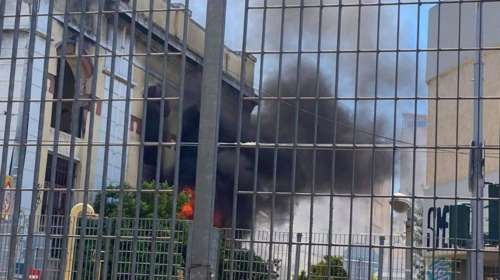 Συναγερμός στον Πειραιά για φωτιά σε εγκαταλελειμμένο κτίριο [Εικόνες}