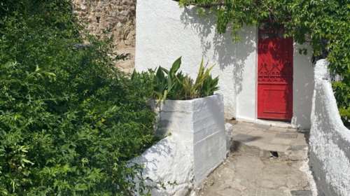 Αντιγκράφιτι επιχείρηση από τον Δήμο Αθηναίων - Δείτε πώς μεταμορφώθηκαν τα Αναφιώτικα στην Πλάκα [εικόνες]