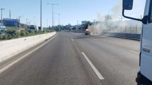 Φωτιά σε αυτοκίνητο στην Αθηνών - Λαμίας στο ύψος της Λυκόβρυσης - Μεγάλο μποτιλιάρισμα [εικόνες, βίντεο]