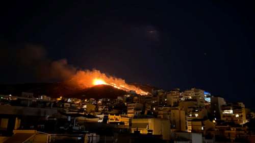 Φωτιά στο Σχιστό: Συναγερμός στην Πυροσβεστική για να μην απειληθούν σπίτια [Εικόνες - Βίντεο]
