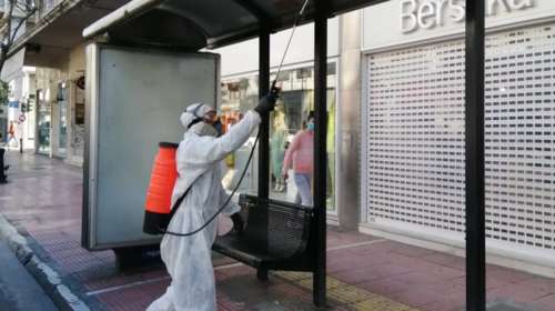 Καθημερινή απολύμανση σε 750 στάσεις λεωφορείων και τρόλεϊ [εικόνες]