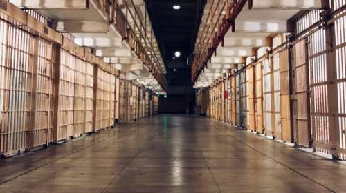 Αγρίνιο: Δέκα χρόνια φυλακή στον πατέρα που βασάνισε άγρια την κόρη του και ξυλοκόπησε τα παιδιά του - Στη φυλακή και η σύζυγός του