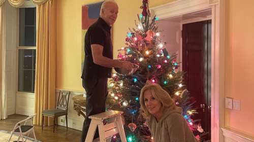 Ο Τζο και η Τζιλ Μπάιντεν χαλαροί στολίζουν το χριστουγεννιάτικο δένδρο στον Λευκό Οίκο - Εικόνα