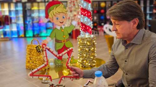 Ο &quot;βασιλιάς των Χριστουγέννων&quot; στη Θεσσαλονίκη: Φτιάχνει ανακυκλώσιμα στολίδια, πωλούνται σε 80 χώρες