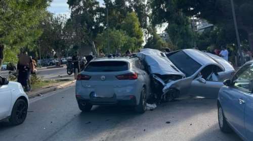 Σφοδρό τροχαίο στη Γλυφάδα: Αυτοκίνητο πέρασε μέσα από πάρκο και έπεσε πάνω σε δύο ΙΧ και ένα ταξί [Εικόνες - Βίντεο]