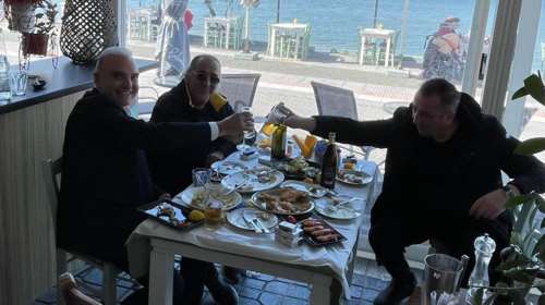 Βασίλης Καρράς: Ο δήμαρχος Θερμαϊκού αναφέρει ότι ο τραγουδιστής θα είναι υποψήφιος στις δημοτικές εκλογές [εικόνες]