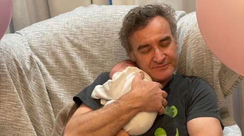 Συγκινεί ο Νίκος Ορφανός για την πρόωρη γέννηση της κόρης του: &quot;Γυρίσαμε από το μαιευτήριο με άδεια χέρια...&quot;