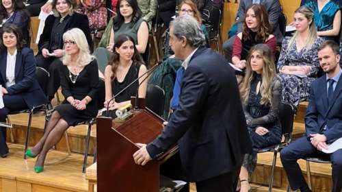 Ο Πολάκης πήγε στην ορκωμοσία της κόρης του και έκανε... κήρυγμα στους πτυχιούχους - Τα έβαλε και με τον Γεωργιάδη [βίντεο]