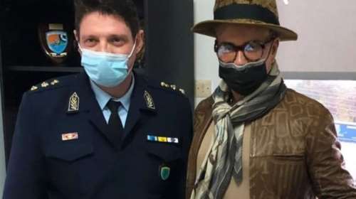 Πάτρα: Η Τροχαία πήρε τις πινακίδες του Λάκη Γαβαλά αλλά στο τέλος έβγαλαν και φωτογραφία μέσα στο τμήμα [Εικόνες]