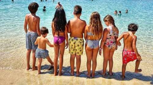 Ο Κώστας Μπακογιάννης τρολάρει τη μητέρα του: &quot;Θα φάνε σπίτι - Μην τους κυνηγάς με το ταπεράκι στη θάλασσα!&quot;