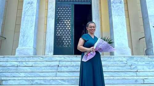 Δύναμη ψυχής και θέλησης: Μητέρα εννιά παιδιών παίρνει το πτυχίο της με άριστα από το ΑΠΘ [εικόνες]