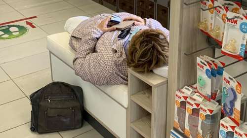 Σοκ: 73χρονη με κορονοϊό κατέρρευσε μέσα σε φαρμακείο του Νέου Κόσμου