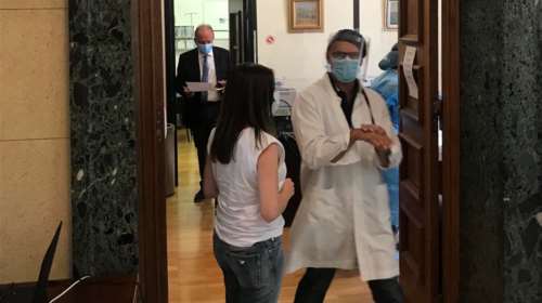 Κορονοϊός: Τέσσερα κρούσματα στη Βουλή - Τρεις υπάλληλοι και ένας αξιωματικός της Φρουράς